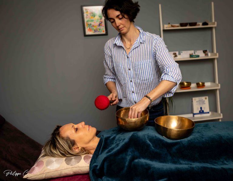Delphine PHILIPP Emeraude Sophrologie massage sonore aux bols tibétains de l'Himalaya dinan taden lanvallay cotes d'armor cote d'emeraude